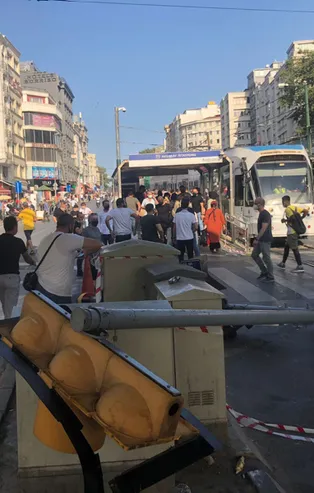 Facia ucuz atlatıldı! Tramvay yolundaki ışıklar yola devrildi