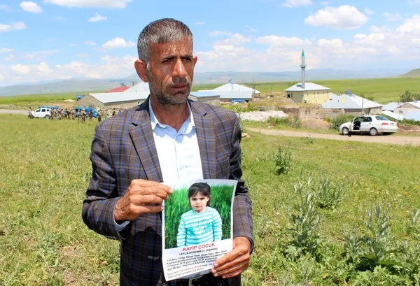 minik-leyla-cinayetinin-tahliye-edilen-saniklari-hakim-karsisina-cikti-sikayetci-olmayan-anne-ile-baba-katilmadi-1633681268281.jpg SON DAKİKA: Leyla Aydemir cinayetinde flaş karar! 7 sanık da beraat etti-5