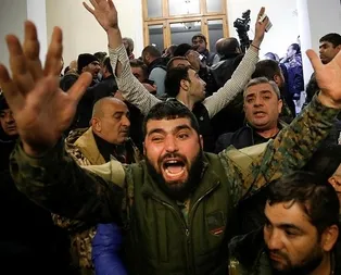 Paşinyanın yenilgiyi kabul etmesinin ardından Ermeni halkı hükümet binasını bastı!