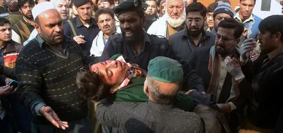 Pakistan'ın Peşaver kentinde Pakistan Talibanı mensupları bir okula baskın düzenleyerek 148 kişiyi katletti.