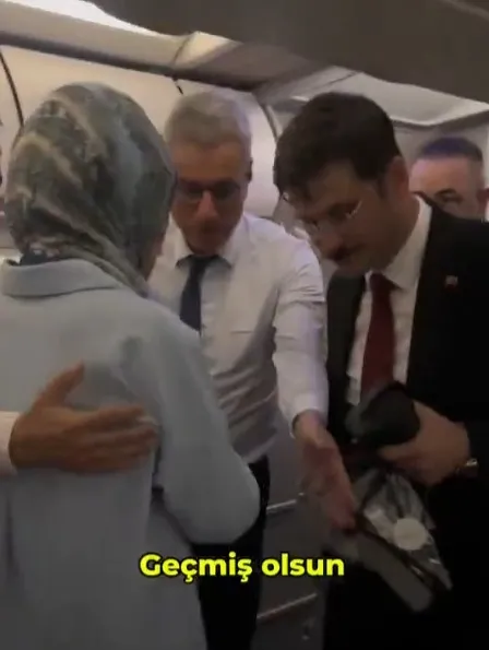 ucakta-rahatsizlanan-yolcuya-bakan-kemal-memisoglundan-mudahale-1785699871972.jpeg Uçakta rahatsızlanan yolcuya Bakan Kemal Memişoğlu'ndan müdahale-3