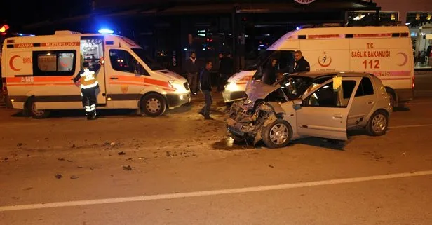 Adana’da feci kaza! Otomobil minibüse çarptı