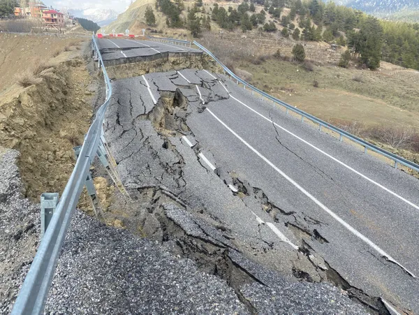 dehset-goruntuleri-asfalt-yol-asfalt-yol-coktu-1648708848040.jpg Dehşet görüntüleri! CHP'li Adana belediyesinde asfalt yol çöktü-2