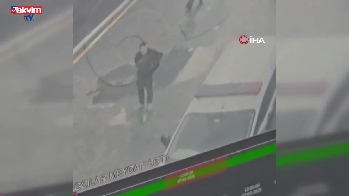 Bağcılar’da polise bıçakla saldırı! O anlar kameraya böyle yansıdı