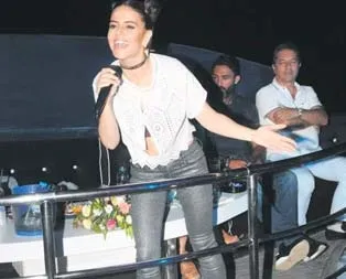 Şarkılarını barışa söyledi