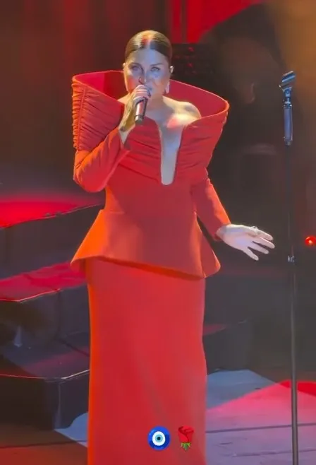 sibel-canin-sahne-kiyafeti-sosyal-medyayi-ikiye-boldu-1787146110559.jpg Kıyafeti olay oldu: Sibel Can’ın kombinine ince belli çay bardağı benzetmesi!-3