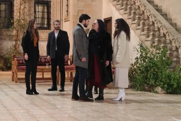 hercai-29-yeni-bolum-fragmani-yayinlandi-mi-yasanan-olaylar-aslanbey-ailesinde-kriz-cikariyor-1579291400498.jpg Hercai 29. yeni bölüm fragmanı yayınlandı mı? Yaşanan olaylar Aslanbey ailesinde kriz çıkarıyor-1