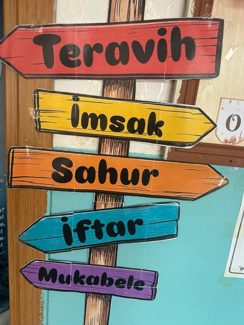 Maarifin Kalbinde Ramazan: Öğrenciler davul çalıp mani okudu koridorlar hilal ve yıldız figürleriyle süslendi-3