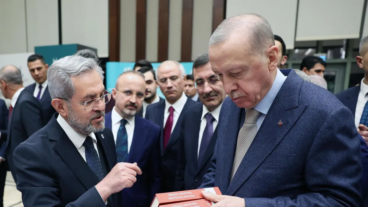 Başkan Erdoğan Külliye'deki kitap fuarını gezdi