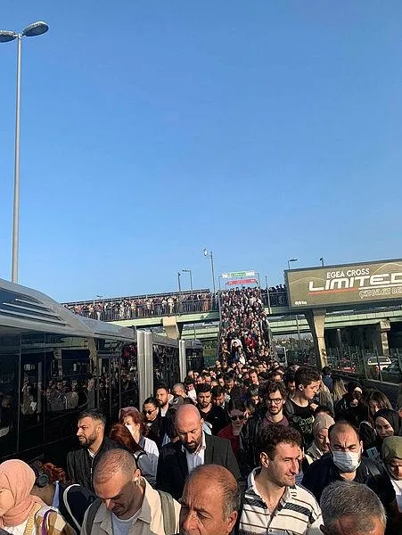 istanbulda-yine-metrobus-cilesi-vatandas-magdur-oldu-duraklar-tika-basa-1696404490336.jpeg