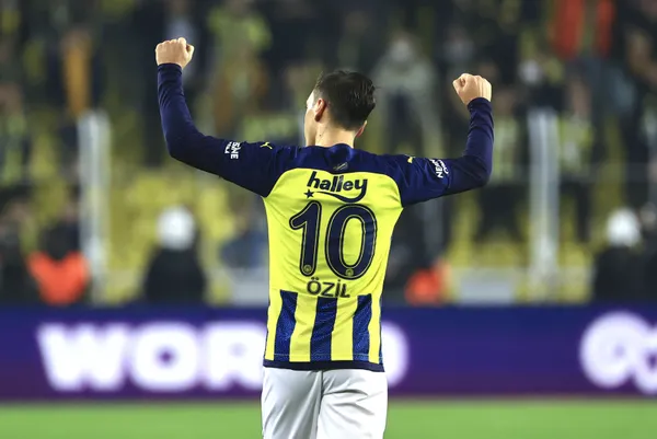 1636643494894.jpg Fenerbahçe Başkanı Ali Koç Mesut Özil'e rest çekmişti! İşte Özil'in bardağı taşıran ticari kaygıları-5