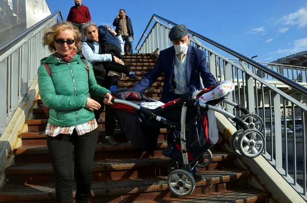 İETT mağduriyet yarattı! Bakıma alınan asansör nedeniyle engelli yaşlı ve bebekliler zor durumda kaldı