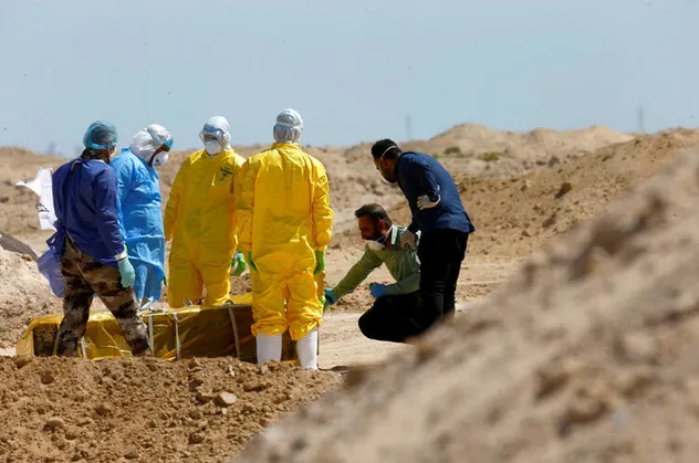 Irak'ta koronavirüsten ölen kişi çöle gömüldü! Yakınları sadece tabuta dokunabildi!