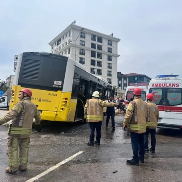 Ters yöne giren TIR İETT otobüsüne çarptı: 5 yaralı