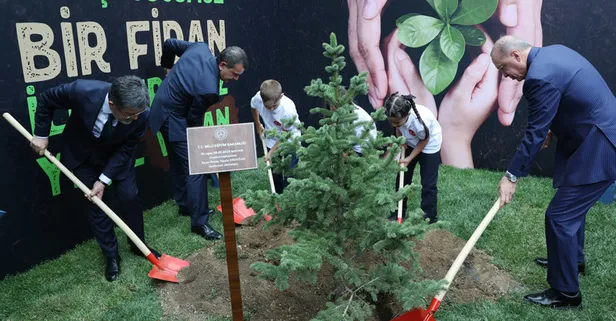 Başkan Erdoğan öğrencilerle birlikte fidan dikti