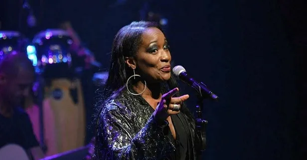 İki yıl önce Müslüman olan ABD'li dünyaca ünlü vokalist Della Miles'ten Ayasofya açıklaması