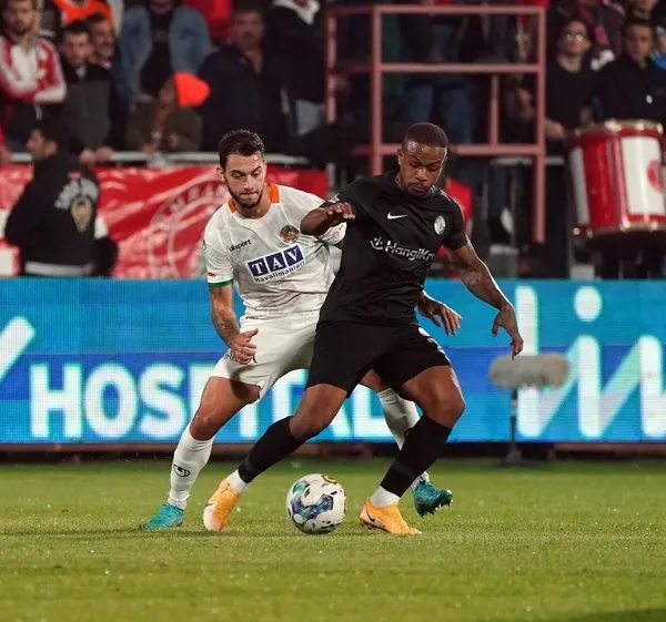 Alanyaspor'u evinde yenen Ümraniyespor sezonun ilk galibiyetini aldı-10