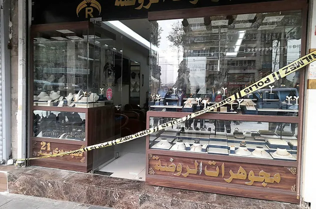 İstanbul'da kuyumcu soygunu! Altınları çalmak isterken yangın çıkardılar