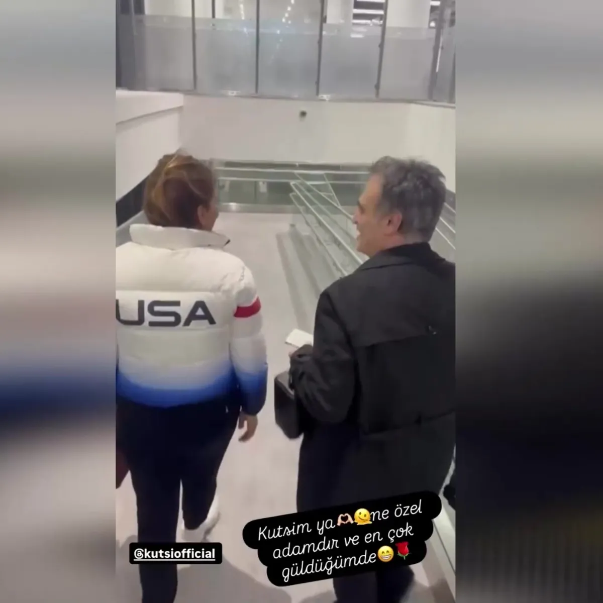 Demet Akalın ve Kutsi’den havalimanında sürpriz düet!