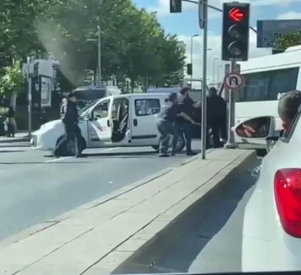 esenyurtta-arka-arkaya-trafik-kavgalari-once-balta-sonra-sopa-1623914888648.jpg Esenyurt'ta arka arkaya trafik kavgaları! Önce balta sonra sopa-4