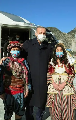 Başkan Erdoğan Aydın'da: Yöresel kıyafetli çocuklar karşıladı