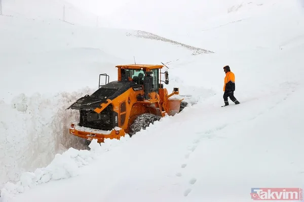 Geçtiğimiz yıl Türkiye'de 2 metre ile en yüksek kar kalığının ölçüldüğü Van-Bahçesaray yolunda amansız mücadele - 13