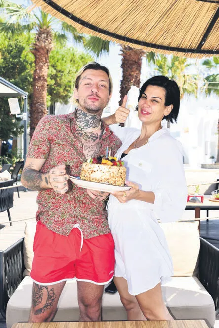 1660594607882.jpg Yasemin Özilhan boşanma iddialarına noktayı koydu! İzzet Özilhan'ın...-9