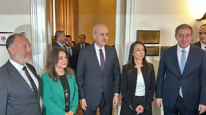 komisyon-raporu-sonrasi-ilk-tbmm-baskani-numan-kurtulmus-demi-kabul-edecek-yasal-duzenleme-sureci-masada-1771853392410.jpeg Komisyon raporu sonrası ilk! TBMM Başkanı Numan Kurtulmuş DEM'i kabul edecek: Yasal düzenleme süreci masada-1