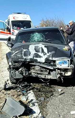 Tunceli'de iki araç kafa kafaya çarpıştı! Yaralılar var