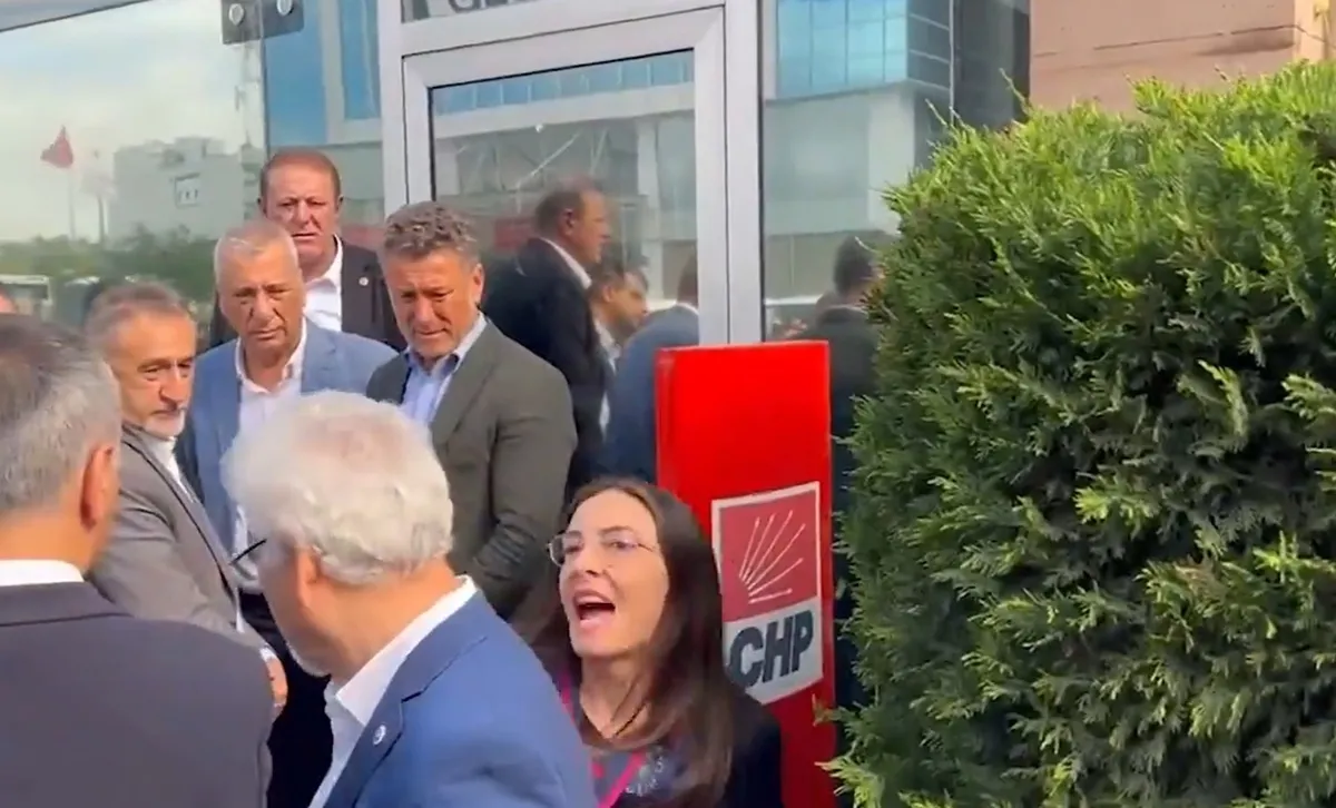 mutlak-bolunme-chpli-vekiller-chp-genel-merkezine-alinmadi-ayni-sirada-oturanlar-birbirine-sovdu-1779612275164.jpeg "Mutlak" bölünme! CHP'li vekiller CHP Genel Merkezi'ne alınmadı: Aynı sırada oturanlar birbirine sövdü-3