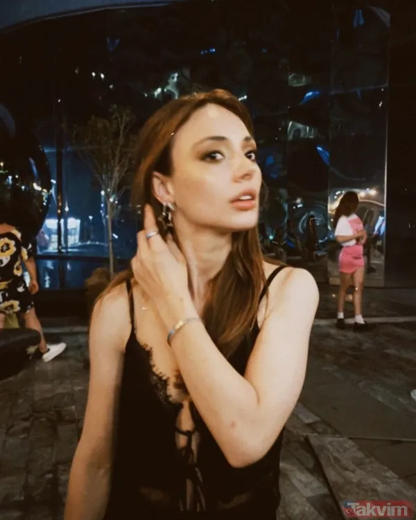 Duy Beni’nin Ekim’i Rabia Soytürk göğüs dekoltesinde sınır tanımadı! Sütyensiz pozları sosyal medyayı ikiye böldü! Caner Topçu'nun partneri... - 4