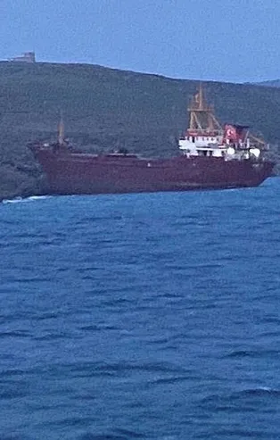 SON DAKİKA: Bozcaada'da bir gemi karaya oturdu: Can ve mal kaybı yok