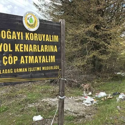 Gölcük Tabiat Parkı yolunda duyarsızlık... Çöp atmayın tabelasının dibini çöplüğe çevirdiler
