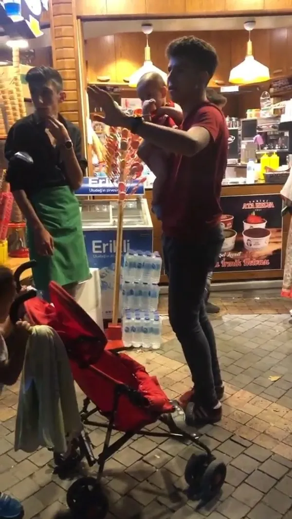 dondurmacinin-onunde-bir-yasindaki-bebegini-unuttu-ancak-yarim-saat-sonra-donebildi-1627460206291.jpg