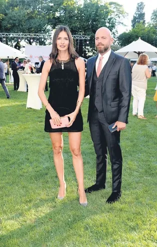 Burcu Esmersoy ve İzzet- Yasemin Özilhan çiftinin de sahip olduğu  Alaçatı Port’taki 30 milyon TL'lik villaları başlarına bela oldu