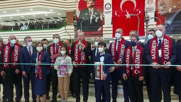 baskan-erdogan-guneydogunun-en-buyuk-kongre-merkezini-acti-beraber-yururduk-biz-bu-yollarda-sarkisina-eslik-etti-1640451544122.jpeg Başkan Erdoğan, Güneydoğu’nun en büyük kongre merkezini açtı: ‘Beraber Yürürdük Biz bu Yollarda’ şarkısına eşlik etti-3