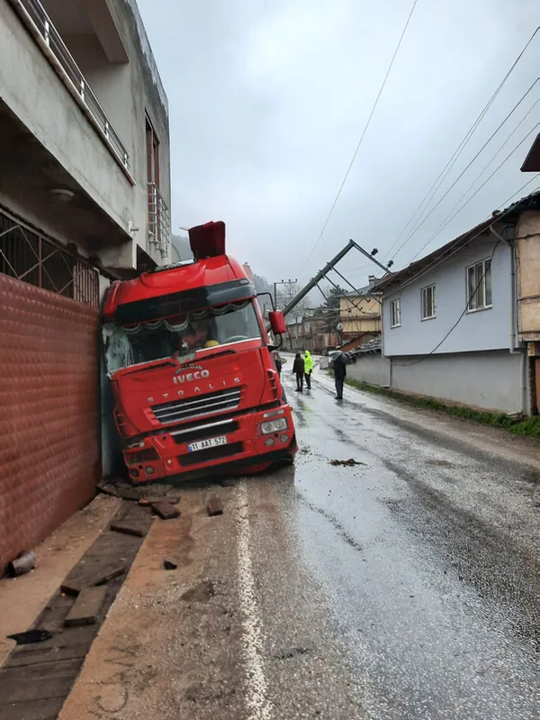 tir-kontrolu-kaybetti-once-elektrik-diregini-devirdi-sonra-evin-duvarina-carpti-1616573354271.jpg TIR kontrolü kaybetti! Önce elektrik direğini devirdi sonra evin duvarına çarptı-5