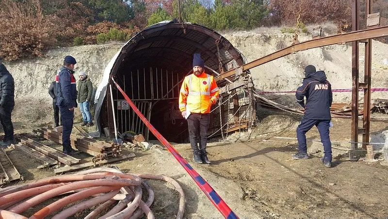 Kütahya'da maden ocağında göçük Mahsur kalan işçi kurtarıldı-2