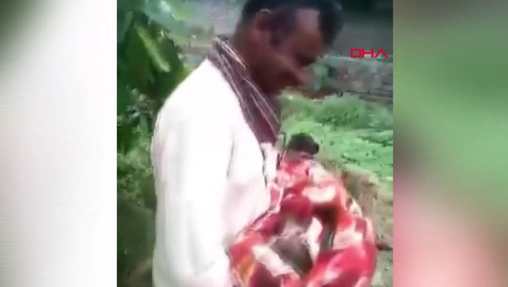 Hindistan'da kan donduran görüntü! Kız bebeği canlı canlı gömmek isteyen dedeye suçüstü - 4