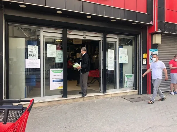 Eskişehir’de sağlık çalışanı bir kadın maskesiz markete girmeye çalışınca tartışma çıktı-3