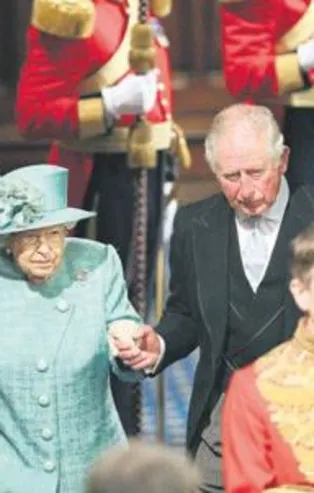 Baş tacı! Kraliyet Tacı, en önde taşındı