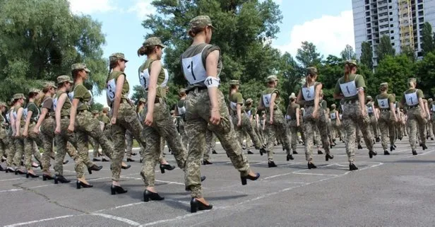 SON DAKİKA: Ukrayna’da kadın askerler geçit provalarına ilk defa topuklu ayakkabı ile katıldı