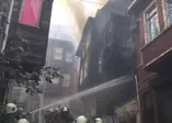Fatih'te 4 katlı ahşap binada yangın