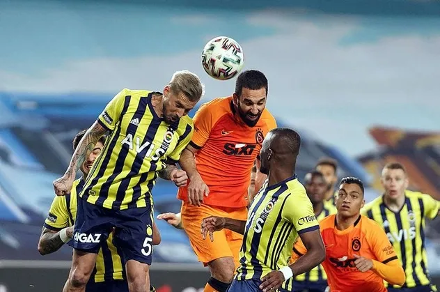 Fenerbahçe-Galatasaray derbisinde tartışmalı an! Galatasaray bu pozisyonda penaltı bekledi