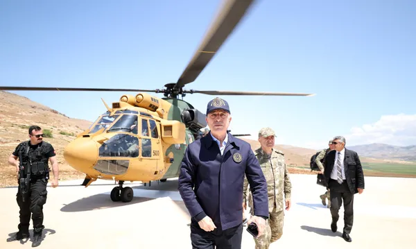 son-dakika-bakan-akar-komuta-kademesiyle-sinir-hattinda-1652008483090.jpg Son dakika: Bakan Akar komuta kademesiyle sınır hattında! Başkan Erdoğan Mehmetçiğe seslendi-4