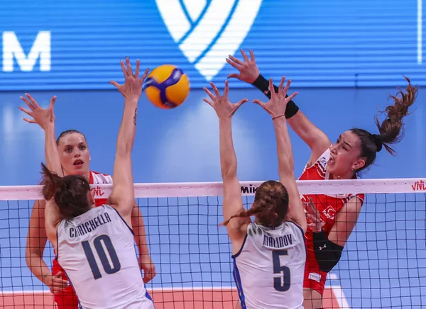 son-dakika-a-milli-kadin-voleybol-takimi-net-zaferle-basladi-milletler-ligi-ilk-macinda-italyayi-3-0-yendi-1654018277736.jpg
