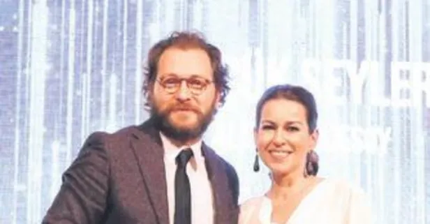 Oyuncu Alican Yücesoy'un ödülü İpek Tuzcuoğlu'ndan