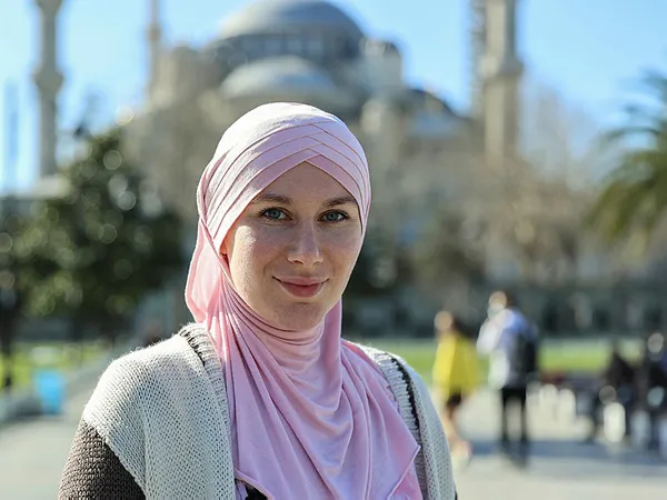 sultanahmet-camisinde-muslumanlikla-tanisan-ingiliz-her-seyi-birakip-islami-anlatmaya-basladi-1616776435777.jpg Sultanahmet Camisi'nde Müslümanlıkla tanışan İngiliz, her şeyi bırakıp İslam'ı anlatmaya başladı-4