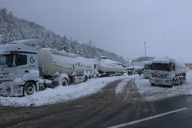 Bolu Dağı'nda ağır araçların geçişine 15 saattir izin verilmiyor-4
