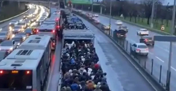 İstanbul'da ulaşım yine aksadı! Metrobüs durakları tıklım tıklım